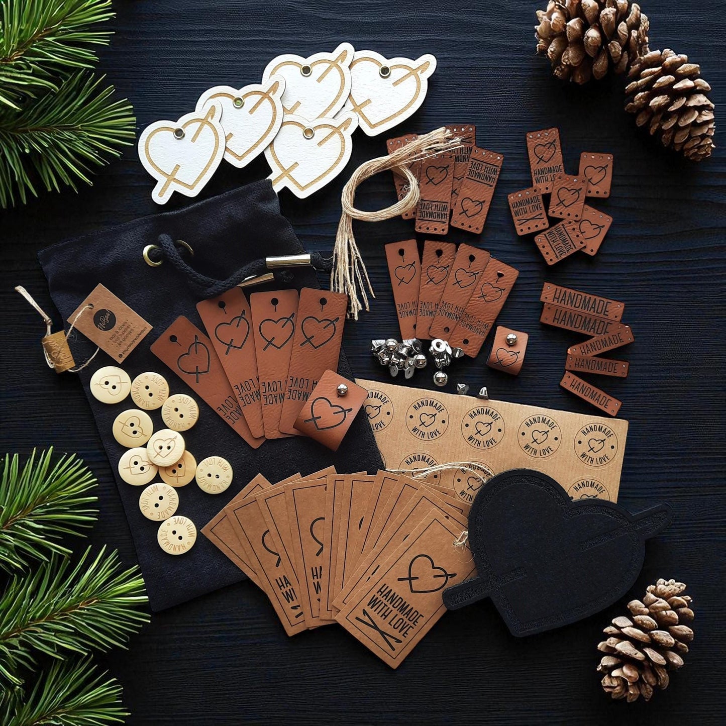 Geschenkset für Bastler – Handgemachte DIY-Labels, Holzknöpfe, Anhänger & Aufkleber