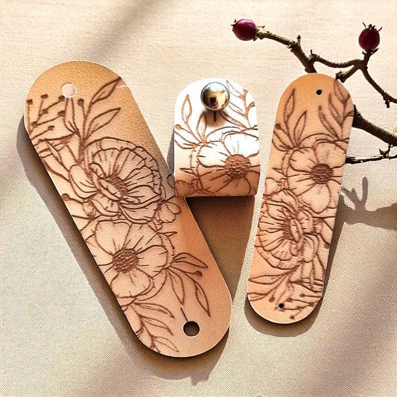 Spring Flowers – Lasergravierte PVC-Leder-Etiketten mit Silber-Nieten