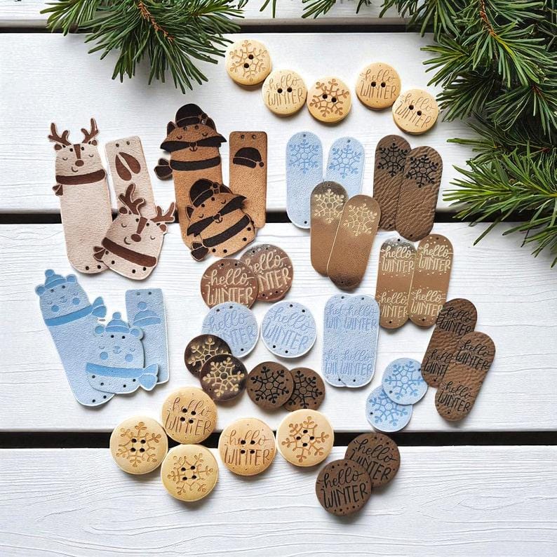 Weihnachtliches Handmade-Geschenkset – Winterliche Etiketten, Knöpfe, Sticker & Stoffbeutel