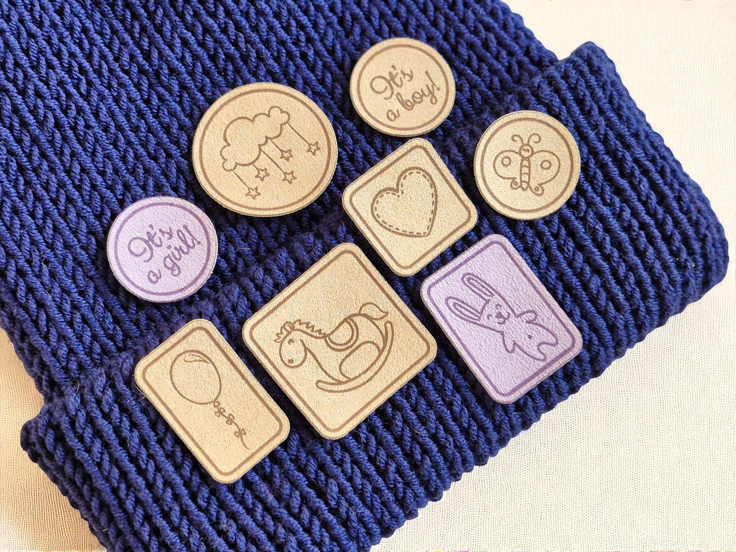 Kunstwildleder-Labels „hello WORLD!“ – Waschbare Tags für handgemachte Babybekleidung und Accessoires