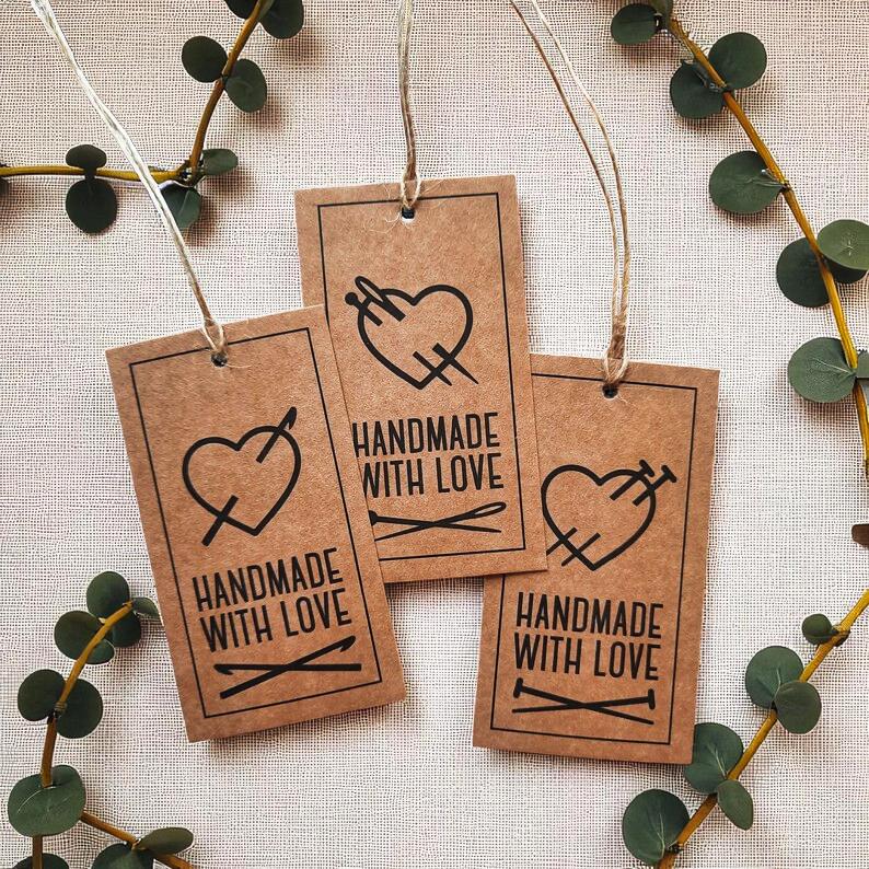 „MADE WITH LOVE“ – Umweltfreundliche Kartonanhänger für Handgemachtes