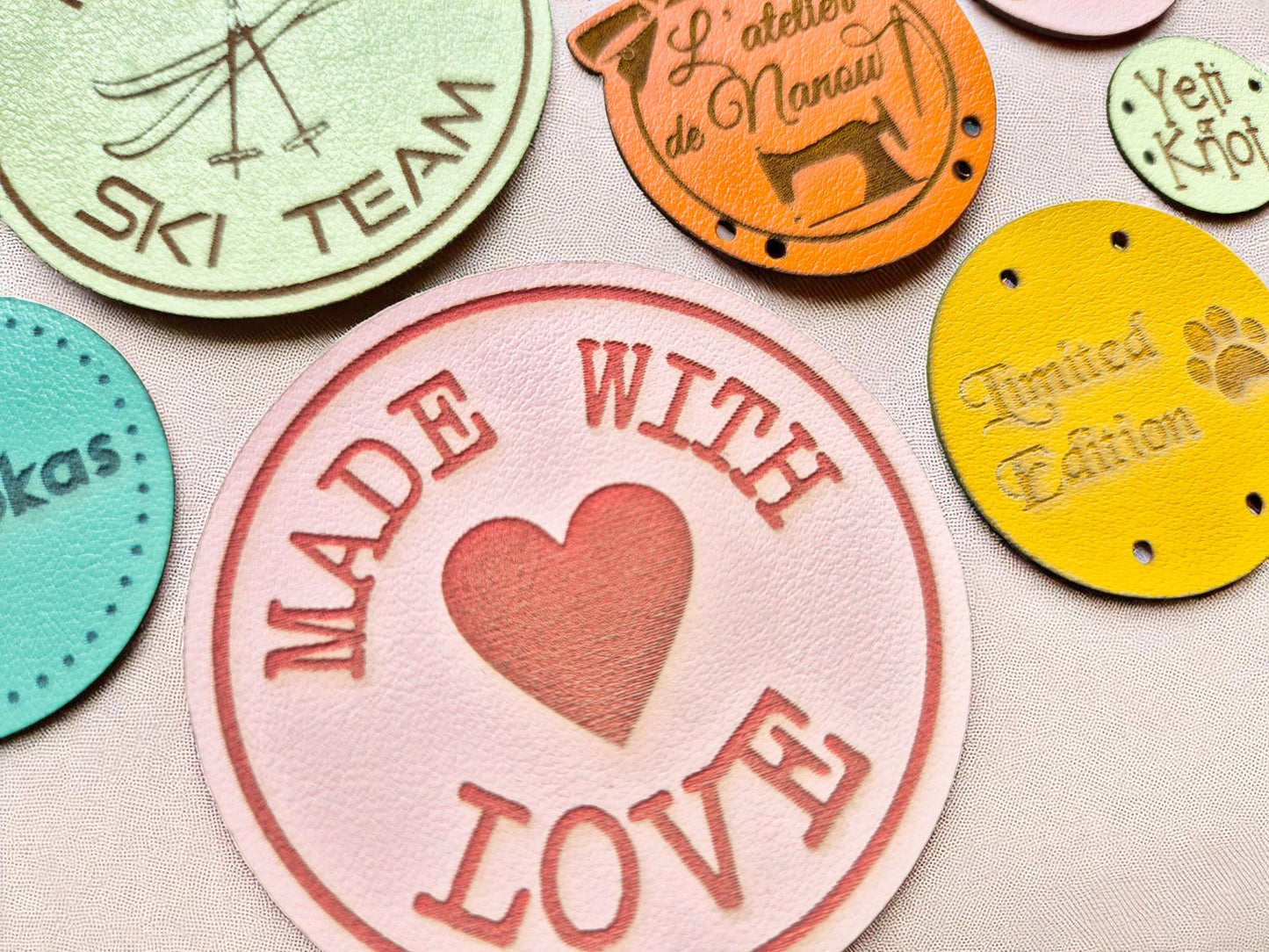 Individuelle Etiketten mit Logo – Professionelles Finish für handgefertigte Produkte