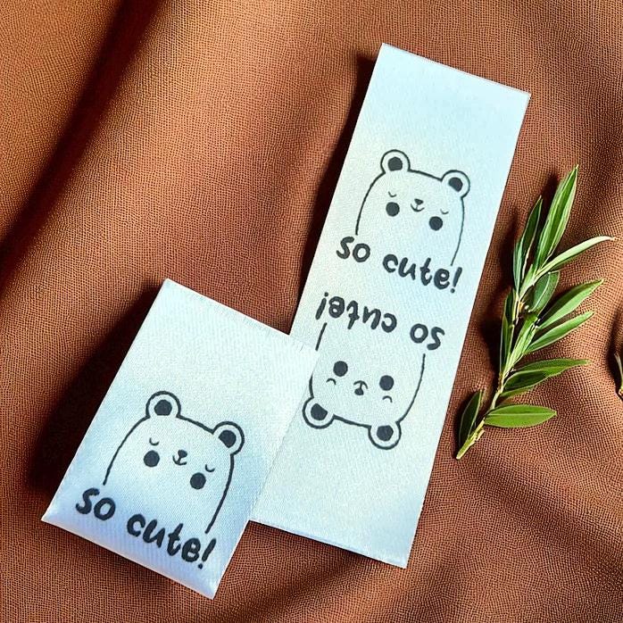 Satin-Etiketten „CUTE! BEAR“ – 20er-Set für Strick-, Näh- & Handmade-Projekte
