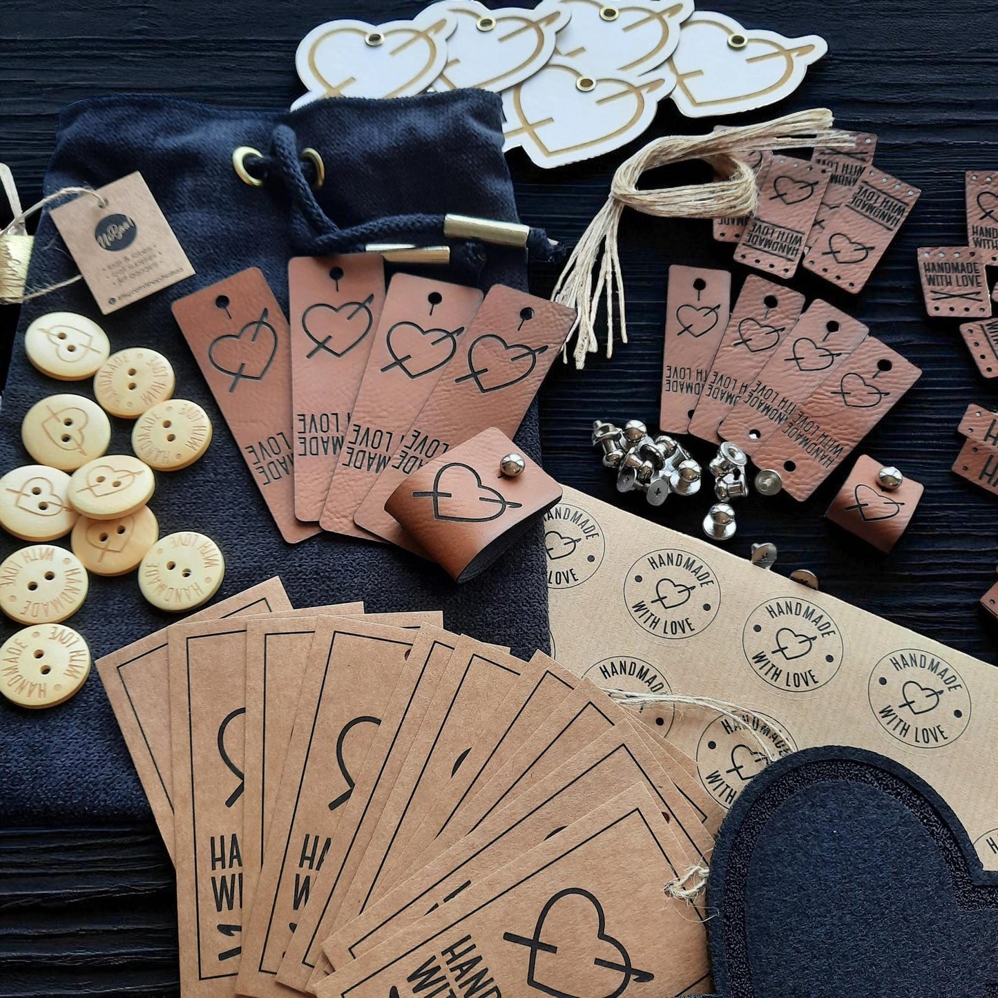 Geschenkset für Bastler – Handgemachte DIY-Labels, Holzknöpfe, Anhänger & Aufkleber