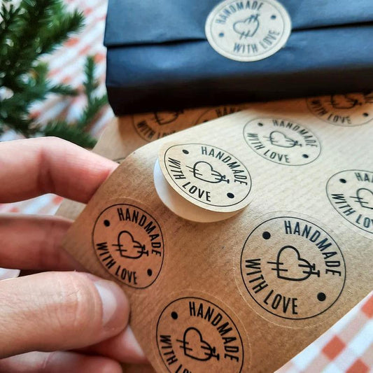 Umweltfreundliche Papieraufkleber „Mit Liebe gemacht“ – 3×3 cm, mattes Finish
