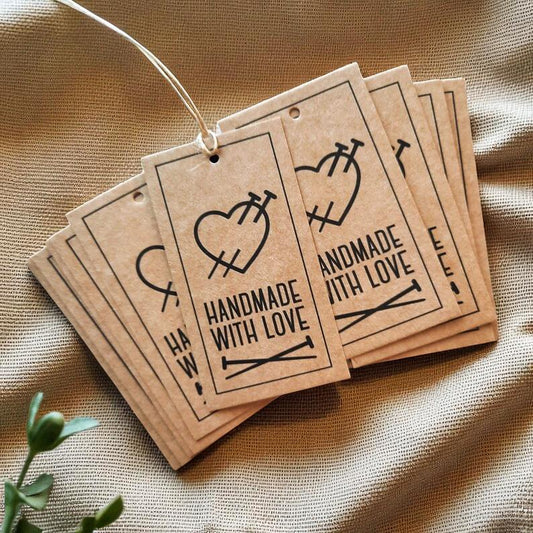 „MADE WITH LOVE“ – Umweltfreundliche Kartonanhänger für Handgemachtes