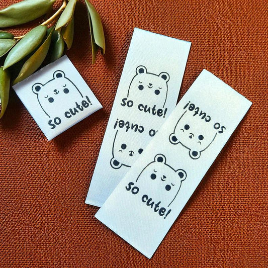 Satin-Etiketten „CUTE! BEAR“ – 20er-Set für Strick-, Näh- & Handmade-Projekte
