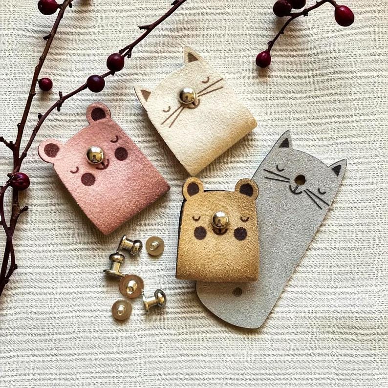 Kunst-Wildleder-Etiketten – Cute Cats & Bears, faltbar mit Nieten