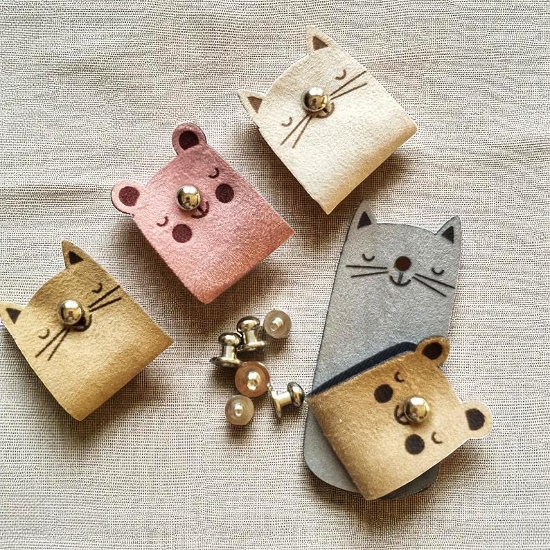 Kunst-Wildleder-Etiketten – Cute Cats & Bears, faltbar mit Nieten