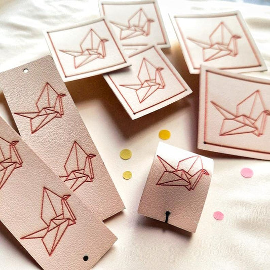 „Paper Crane“ PVC-Lederlabels – Falz- und Flachlabels mit Origami-Kranich, waschbar
