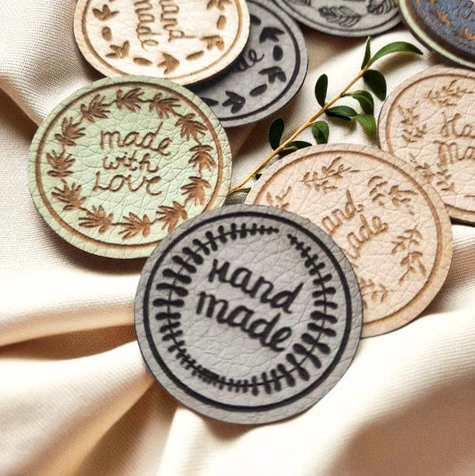 Runde PVC-Lederetiketten „Hand made“ – 10 Stück, 5 Designs, 16 Farben