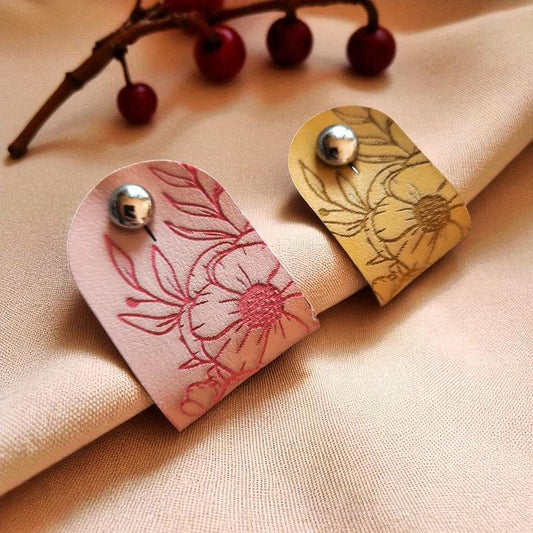 Spring Flowers – Lasergravierte PVC-Leder-Etiketten mit Silber-Nieten