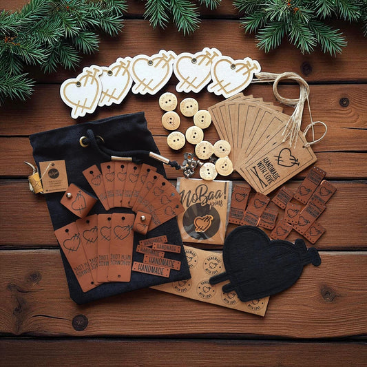 Handgefertigtes Geschenkset für Bastler – DIY Set mit Lederlabels, Holzknöpfen, Anhängern & Aufklebern