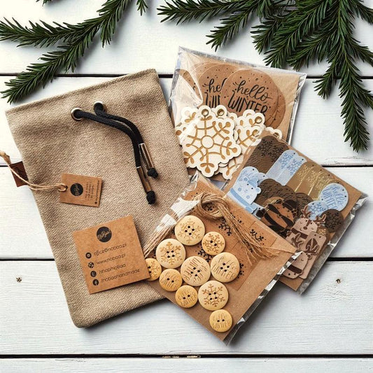 Weihnachtliches Handmade-Geschenkset – Winterliche Etiketten, Knöpfe, Sticker & Stoffbeutel
