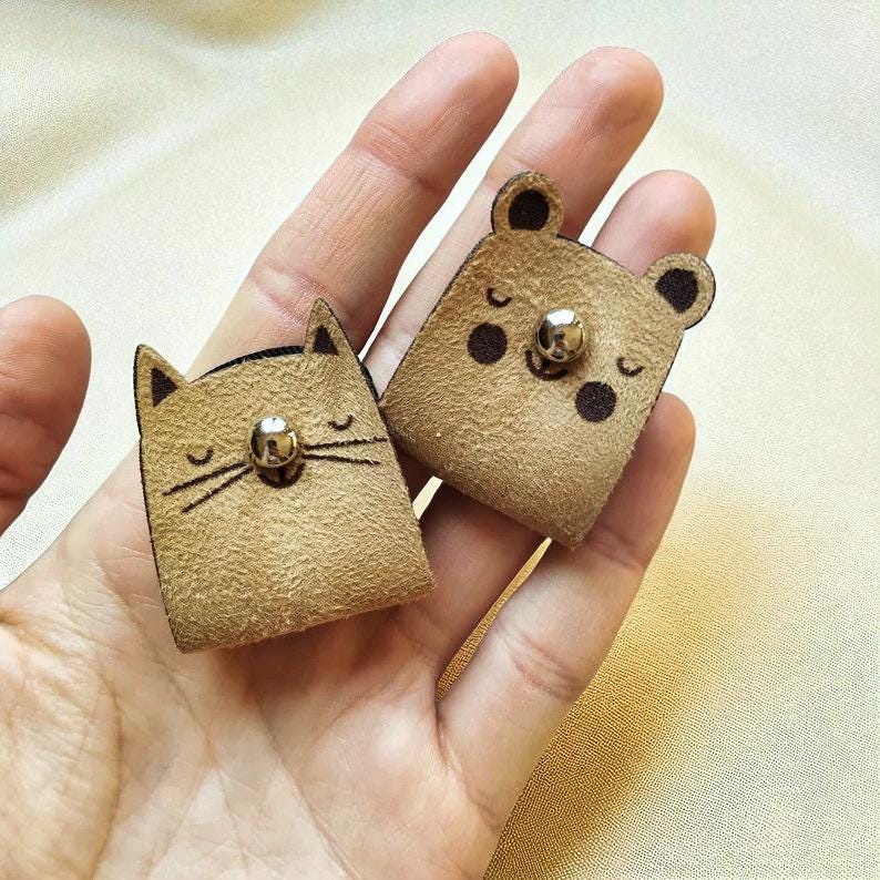 Kunst-Wildleder-Etiketten – Cute Cats & Bears, faltbar mit Nieten