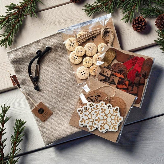 Weihnachtliches Handmade-Geschenkset – Winterliche Etiketten, Knöpfe, Sticker & Stoffbeutel
