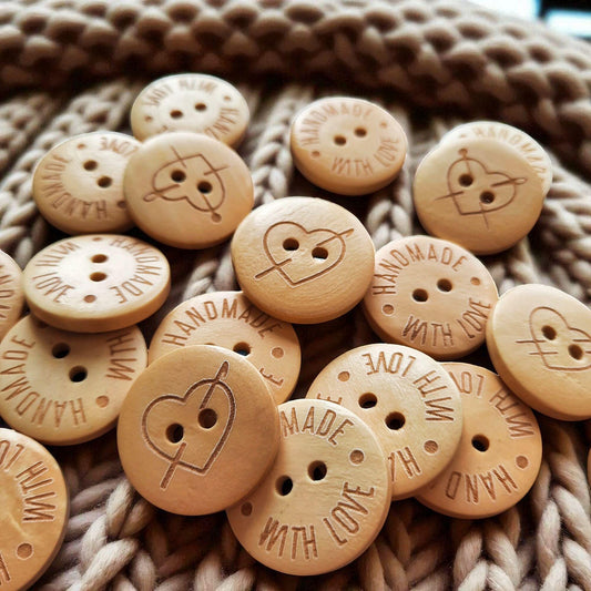 Gravierte Holzknöpfe „Handgemacht mit Liebe“ – 10er-Set für Näh-, Strick- & DIY-Projekte