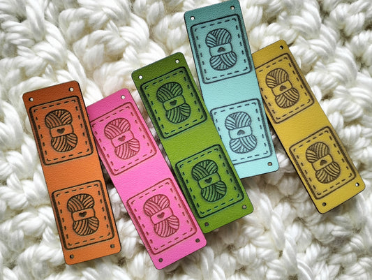 Premium Kunstleder-Etiketten – „Garnknäuel und Herz” 🧶💖 - faltbar Tags