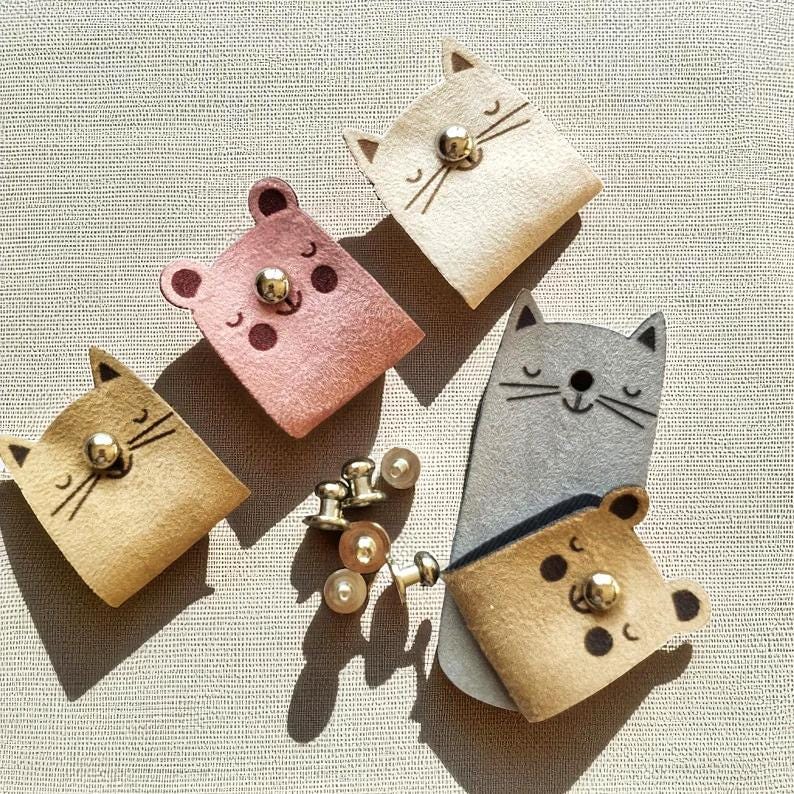 Kunst-Wildleder-Etiketten – Cute Cats & Bears, faltbar mit Nieten