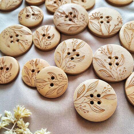 Holzknöpfe „Field Flowers“ – Handgefertigte, natürliche Akzente für Deine DIY-Projekte
