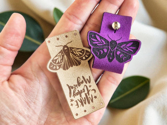 Magische Motten-Labels aus Kunst-Wildleder – 22 Farben, perfekt für Strick-, Häkel- & Nähprojekte