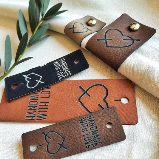 „Heart & Crochet Hook“ Labels – PVC-Lederetiketten für Stricken, Häkeln & Nähen – Handgemachte DIY-Labels