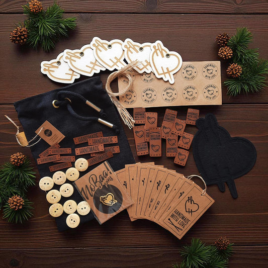 Crafty Geschenkset – Handarbeitszubehör mit Lederlabels, Holzknöpfen, Anhängern & Aufklebern