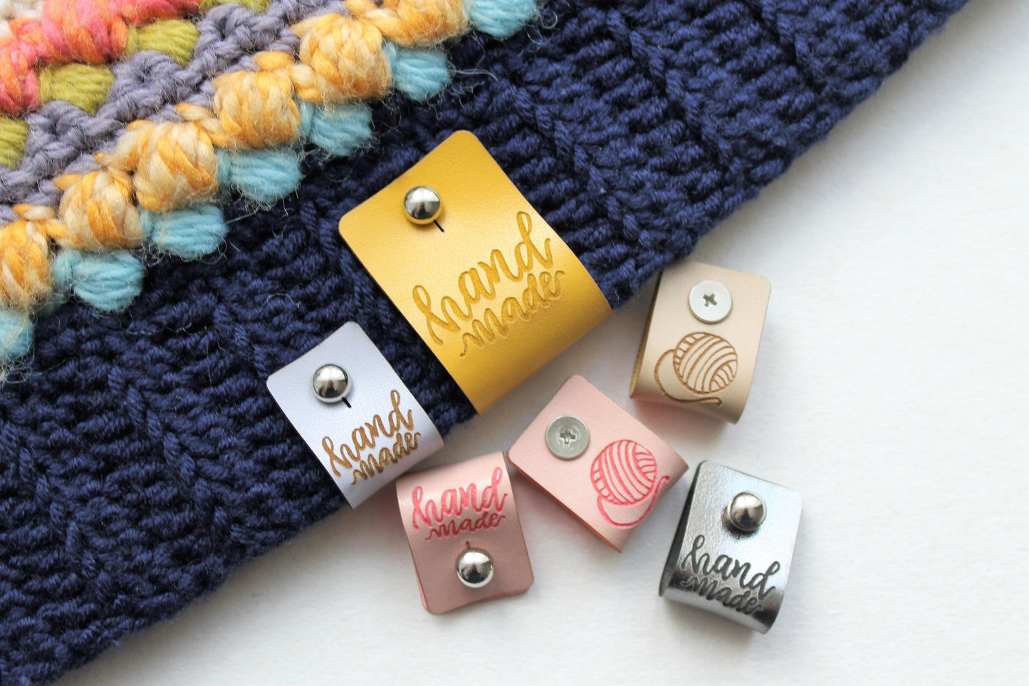Premium Kunstleder-Etiketten "Handmade & 🧶"