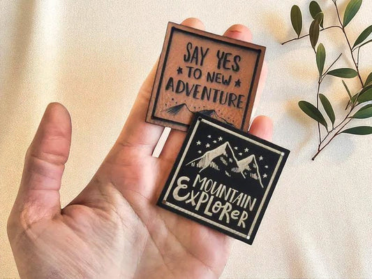Abenteuer-PVC-Etiketten für Mützen, Taschen & Accessoires – 4er Set