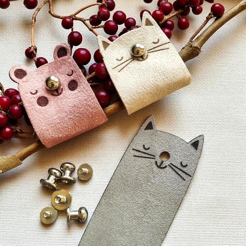 Kunst-Wildleder-Etiketten – Cute Cats & Bears, faltbar mit Nieten