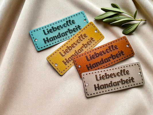 10 PVC-Lederlabels „Liebievolle Handarbeit“ – Waschbare Tags für Strick-, Häkel- & Nähprojekte