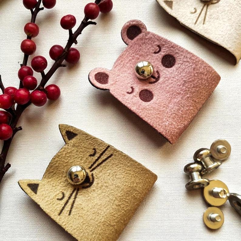 Kunst-Wildleder-Etiketten – Cute Cats & Bears, faltbar mit Nieten