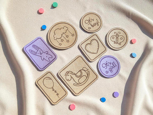 Kunstwildleder-Labels „hello WORLD!“ – Waschbare Tags für handgemachte Babybekleidung und Accessoires