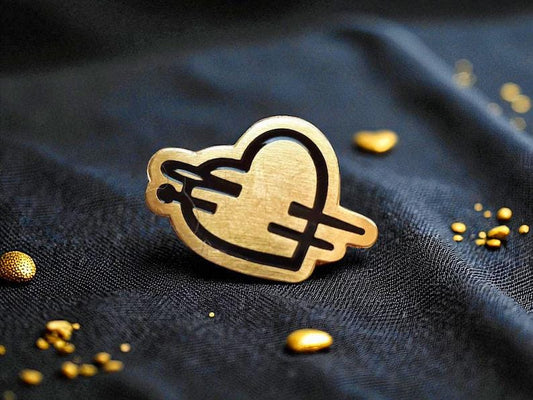 Anstecknadel für Nähliebhaber – Herzform, Gold & Schwarz Emaille
